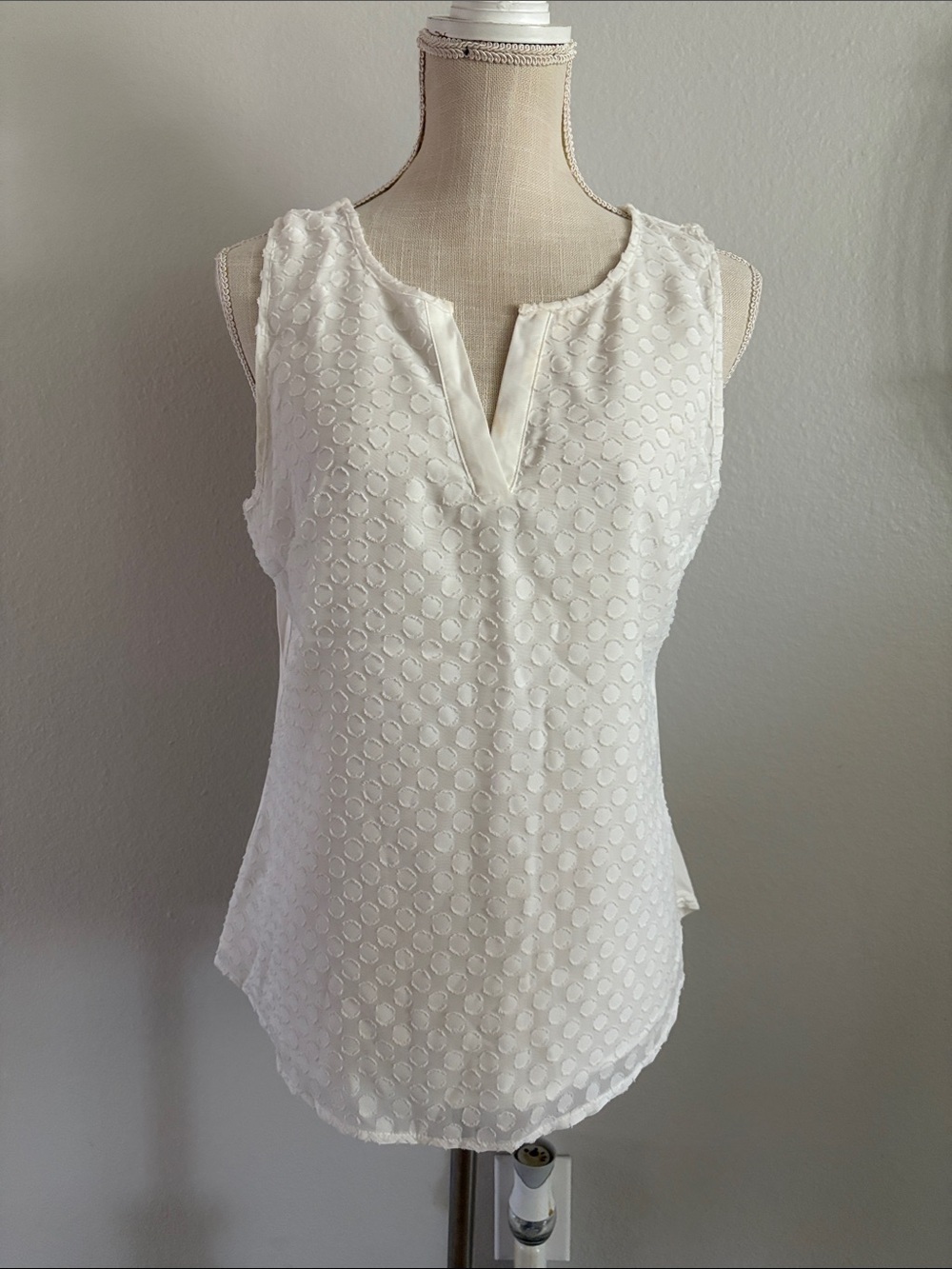 Market & Spruce White Sleeveless V-Neck Dot-Texture Camisole